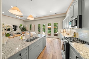 Fridge, microwave, oven, stovetop - The DOVI Collection | Gated Luxury Retreat & Pool (The Woodlands)