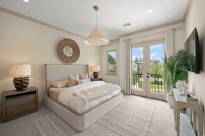 3 makuuhuonetta, työpöytä, silitysrauta/-lauta, vauvan matkasänky