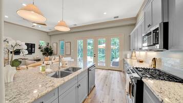 Refrigerador, microondas, horno y parrilla de estufa