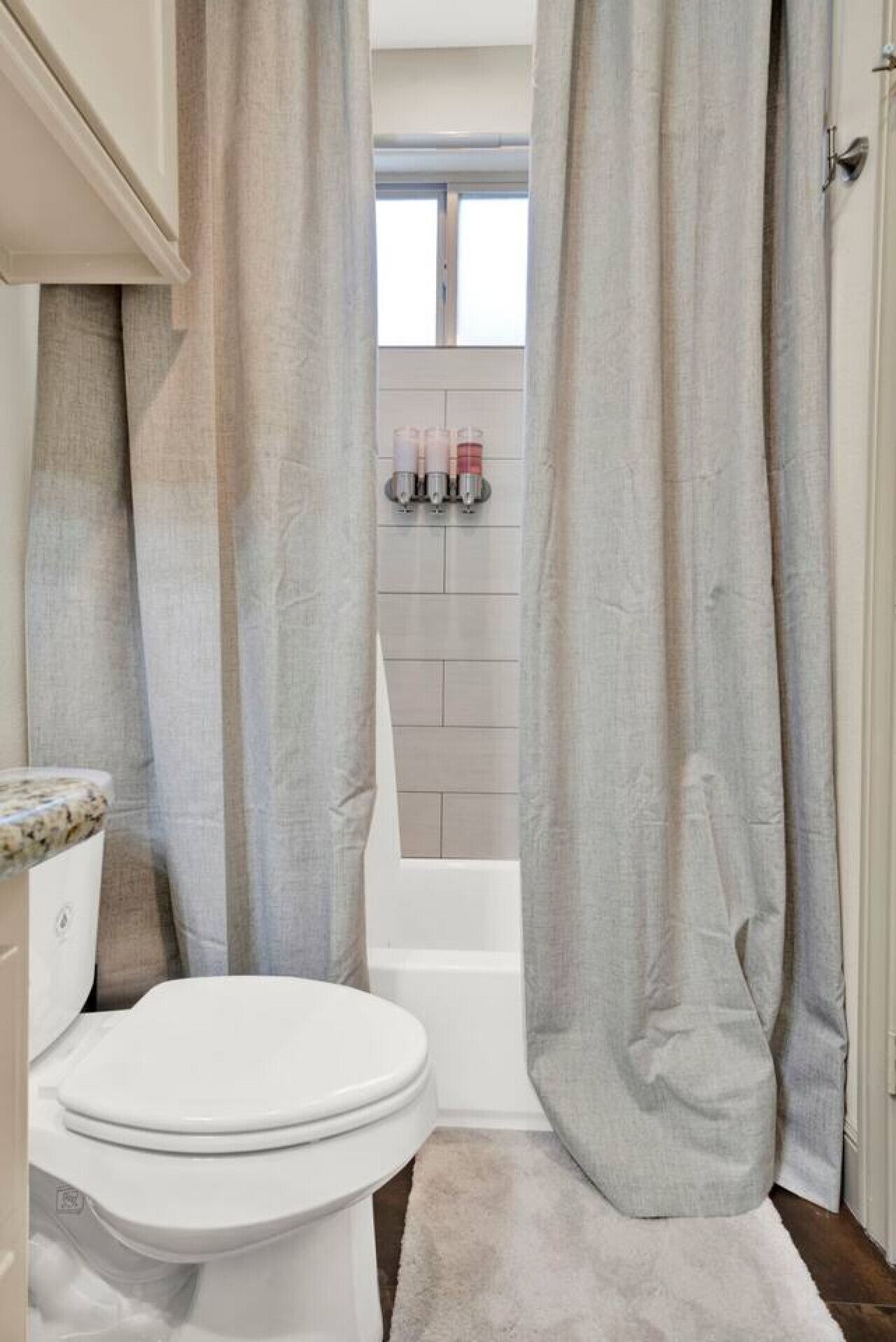 Un bagno con il water, una vasca e uno spazio doccia.