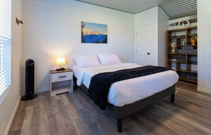 Hytte - flere senge - køkken - udsigt til have (Shady Grove) | Individuelt design, individuel indretning, sengetøj