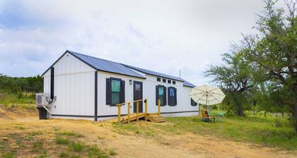 Shady Grove Tranquil Hill Country Cabin for 8 Near Pedernales Falls