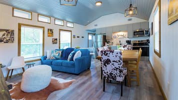 Cabane, plusieurs lits, cuisine, vue jardin (Shady Grove) | Intérieur