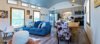 Shady Grove Tranquil Hill Country Cabin for 8 Near Pedernales Falls