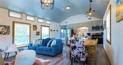 Shady Grove Tranquil Hill Country Cabin for 8 Near Pedernales Falls