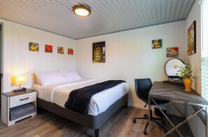 Cabane, plusieurs lits, cuisine, vue jardin (Shady Grove)
