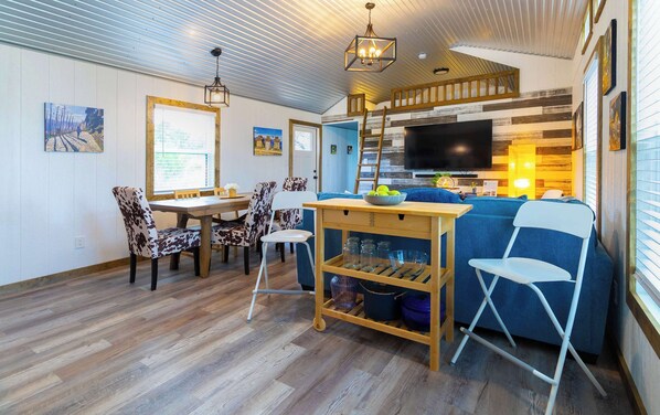 Cabane, plusieurs lits, cuisine, vue jardin (Shady Grove) | Restauration