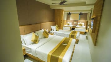 Habitación triple Deluxe | Sistema de insonorización, tabla de planchar con plancha, wifi gratis