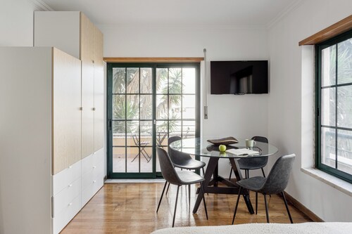 Bright Studio with Balcony in Central Cascais