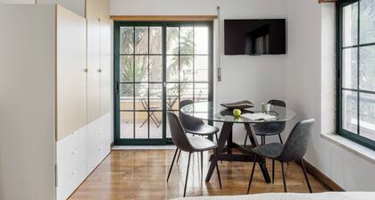 Bright Studio with Balcony in Central Cascais