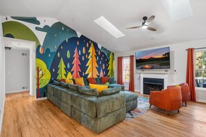 Smart TV, fireplace, table football - 6BR Play Heaven! Movie Theater, Golf, Hot Tub (McGaheysville)