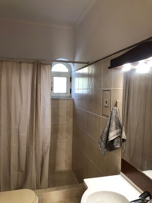 Dusche, Haartrockner, Handtücher, Seife