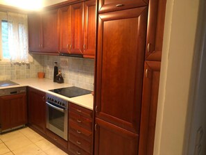 Fridge, oven, dishwasher, coffee/tea maker