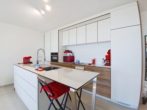 Kylskåp, mikrovågsugn, ugn och spishäll