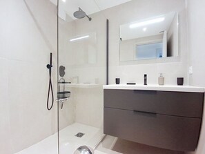 Dusche, Handtücher, Toilettenpapier