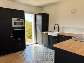 Microwave, oven, stovetop, dishwasher - Gite de la Liberté - Normandy (Cottun)