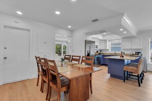 Dining - Charming 3-bedroom house in lovely Naples with AC, Pool and Pet Friendly (Naples)