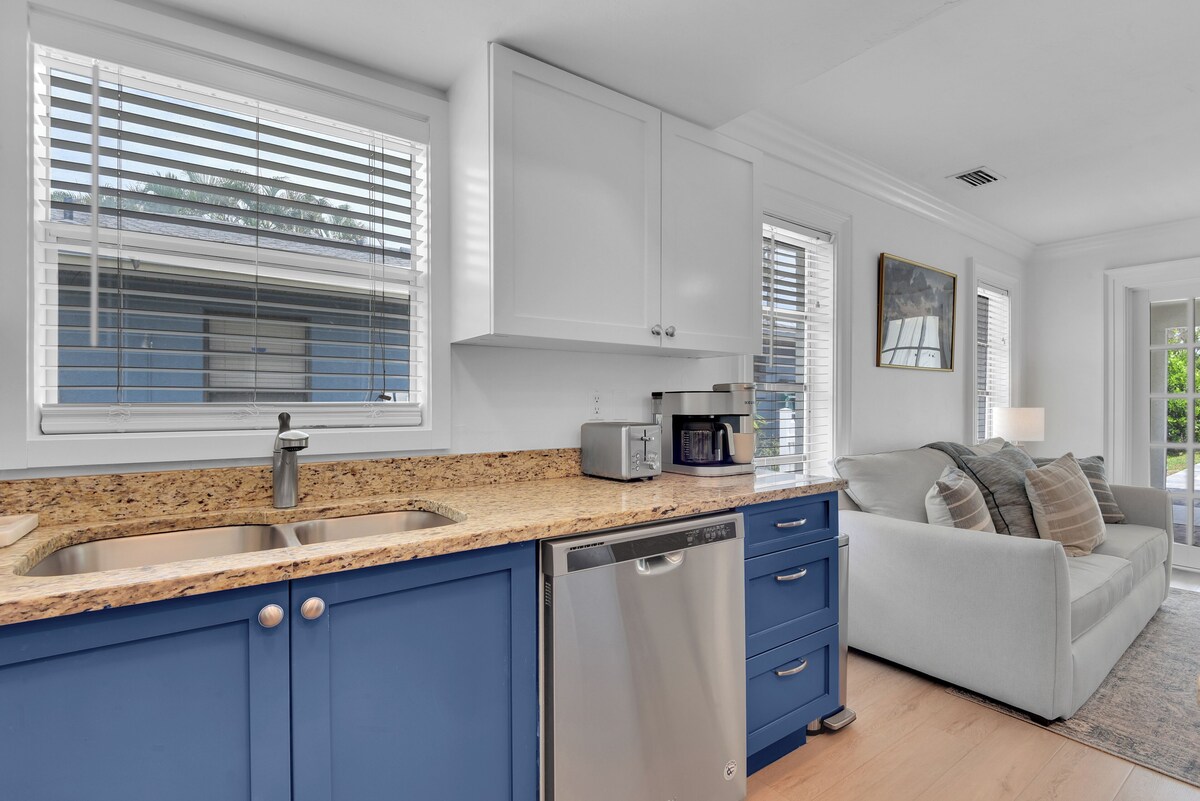 Photo 7 of Charming 3-bedroom house in lovely Naples with AC, Pool and Pet Friendly