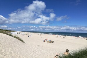 A beach with people, umbrellas, and a dune. - Holiday home, 3 bedrooms, fishing pond, sauna (Wodnica)