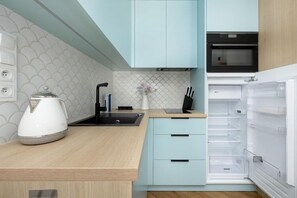 Fridge, microwave, stovetop, dishwasher