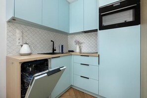 Fridge, microwave, stovetop, dishwasher