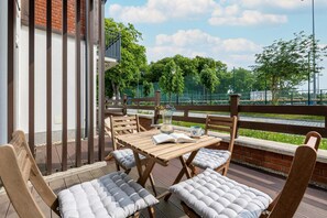 Outdoor dining - Comfortable apartment with a terrace (Trzesacz)