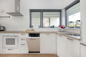 Een koelkast, een oven, een kookplaat, een vaatwasser