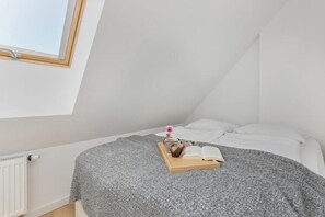 3 bedrooms, iron/ironing board, internet