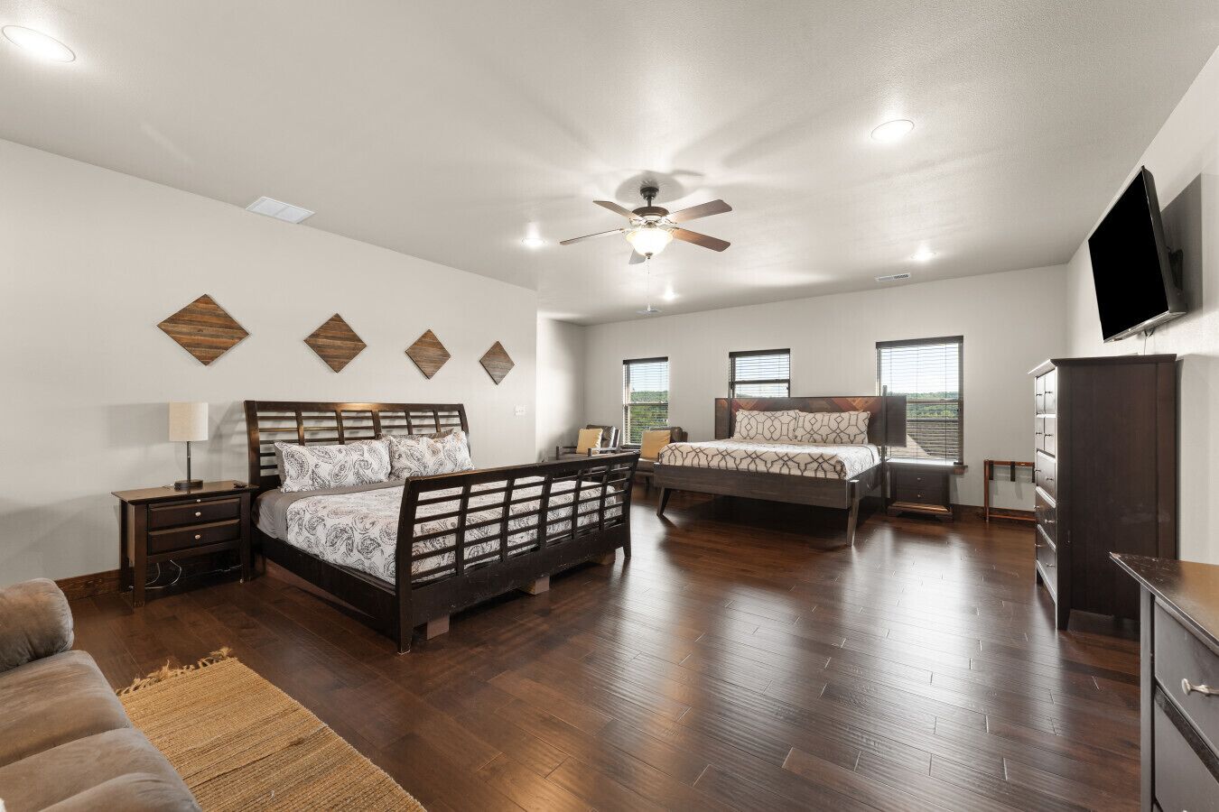 8 bedrooms, desk, iron/ironing board, travel crib