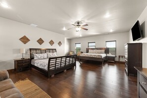 8 makuuhuonetta, työpöytä, silitysrauta/-lauta, vauvan matkasänky