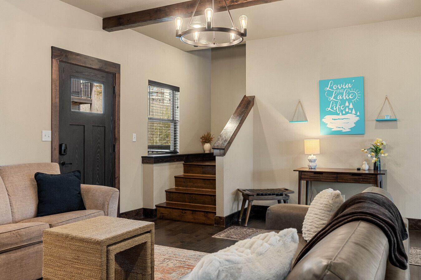 Een smart-tv, een open haard, videogames en tafelvoetbal