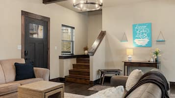 Een smart-tv, een open haard, videogames en tafelvoetbal