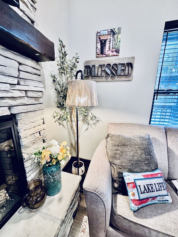 TV connectée, cheminée, jeux vidéo, baby-foot