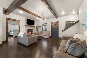 Smart-TV, Kamin, Videospiele, Tischfußball