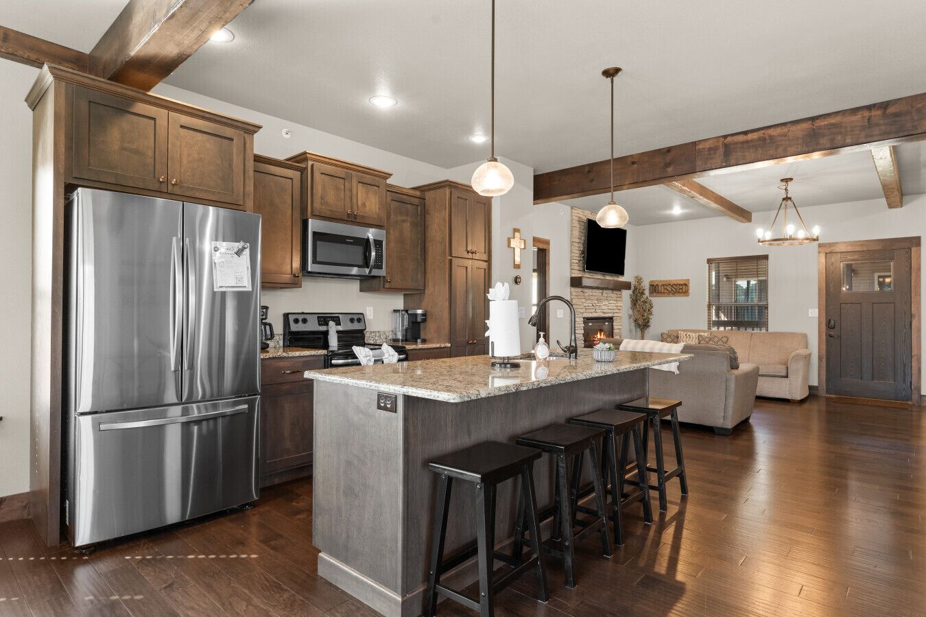 Refrigerador, microondas, horno y parrilla de estufa 