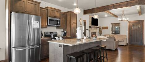 Réfrigérateur, micro-ondes, four, plaque de cuisson