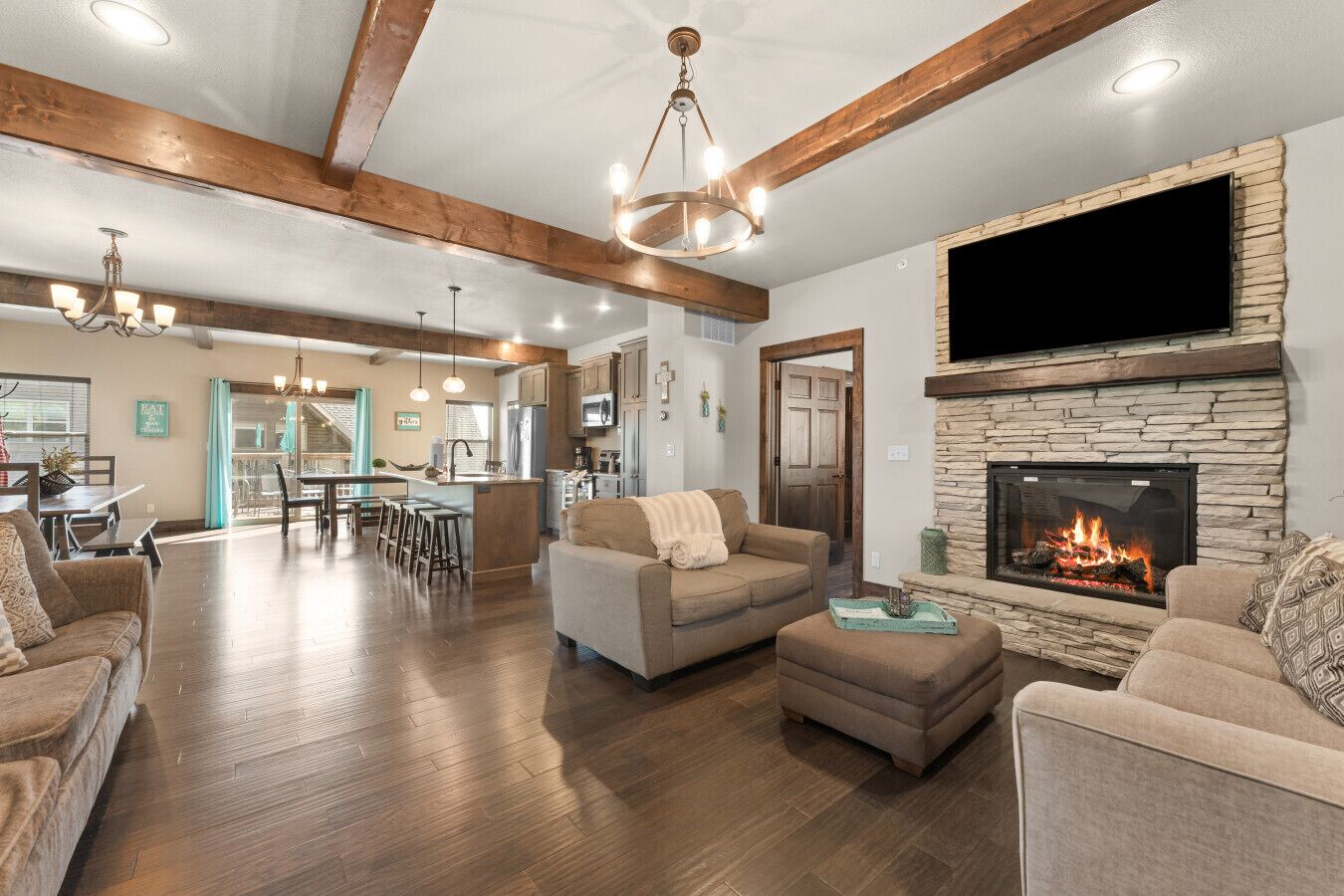 Smart TV, chimenea, videojuegos, futbolito