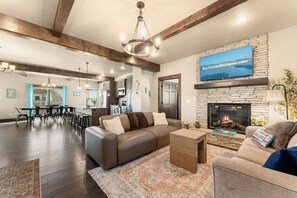 Smart TV, chimenea, videojuegos y futbolito 