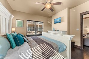 8 Schlafzimmer, Schreibtisch, Bügeleisen/Bügelbrett, Reisekinderbett