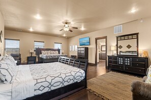 8 chambres, bureau, fer et planche à repasser, lit parapluie