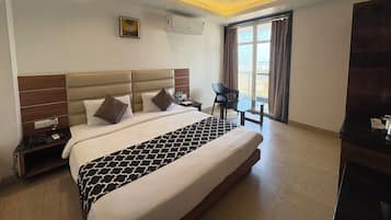 Deluxe Double Room, Sea View | Desk, soundproofing, free WiFi, bed sheets