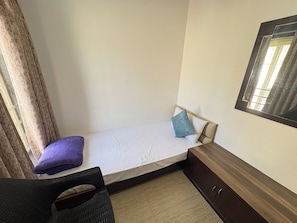 Escritorio, wifi gratis y ropa de cama