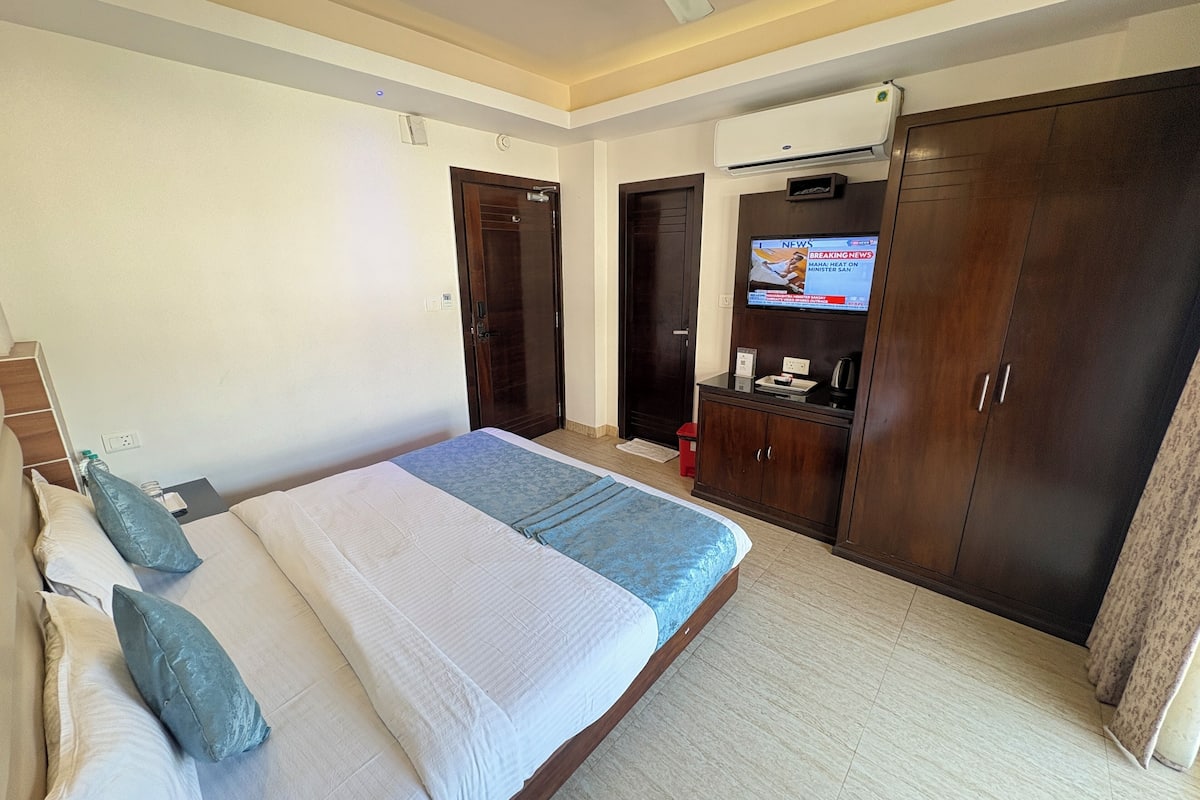 Exclusive Quadruple Room | Desk, free WiFi, bed sheets
