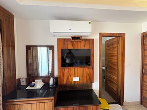 Deluxe Double Room, 1 Queen Bed, City View | Television