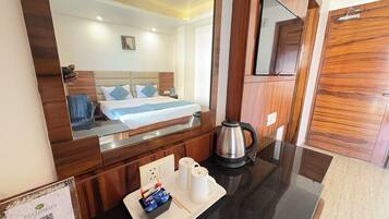 Deluxe Double Room, 1 Queen Bed, City View | Desk, free WiFi, bed sheets