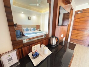 Habitación doble Deluxe, 1 cama Queen size, vista a la ciudad | Escritorio, wifi gratis y ropa de cama