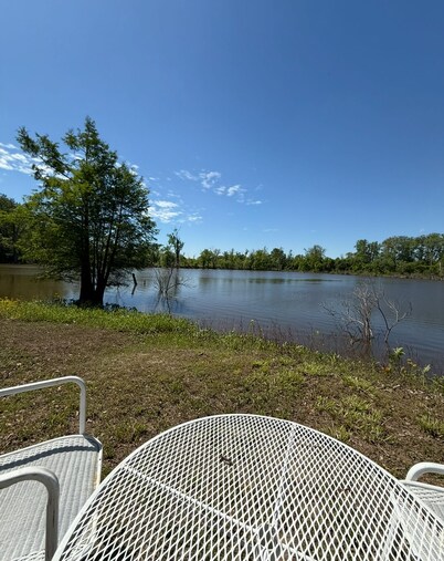 Waterfront cottage in Calhoun County, IL