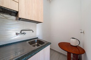 冰箱、炉灶、茶具/咖啡用具、电热水壶