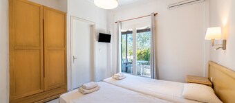 Apartment 'Alykes Family Resort Double Room 1' with Balcony, Wi-Fi and Air Conditioning