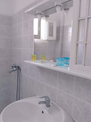 Douche, séchoir à cheveux, serviettes fournies